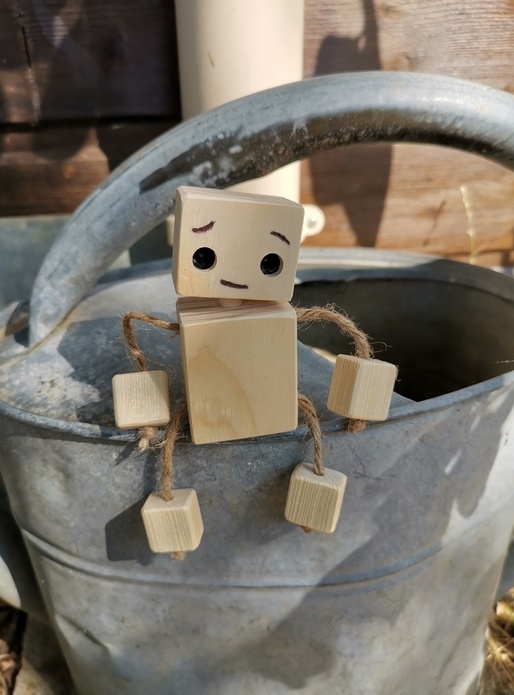 Petits robots en bois et ficelles