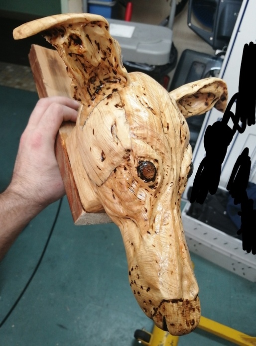 Sculpture d'une tête de galgo