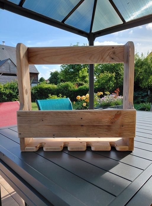 Une étagère a bouteilles et a verres
