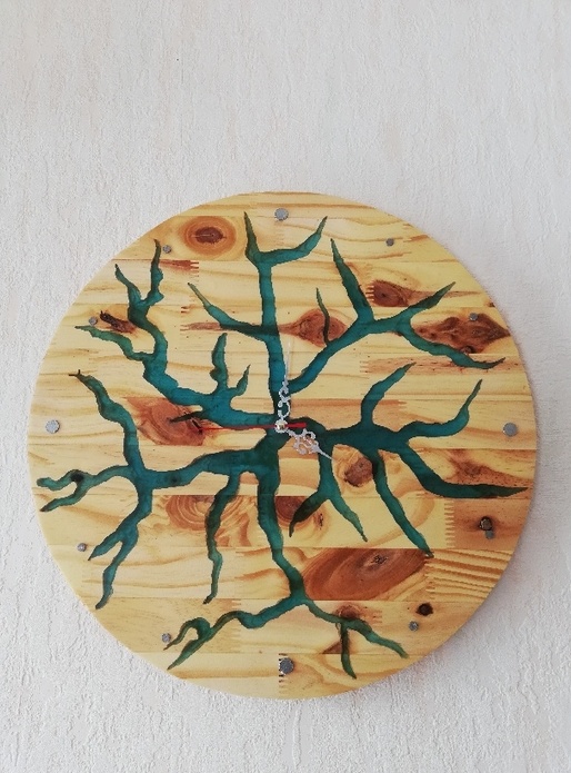 Horloge en pin et resine