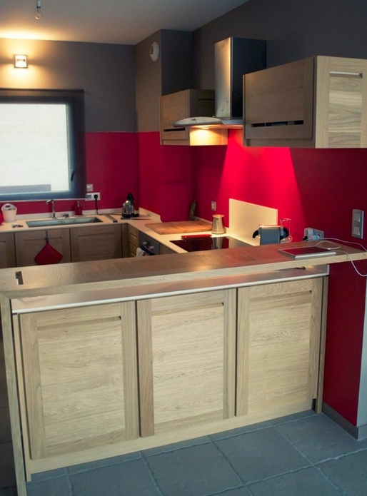 Cuisine contemporaine en chêne et stratifié compact