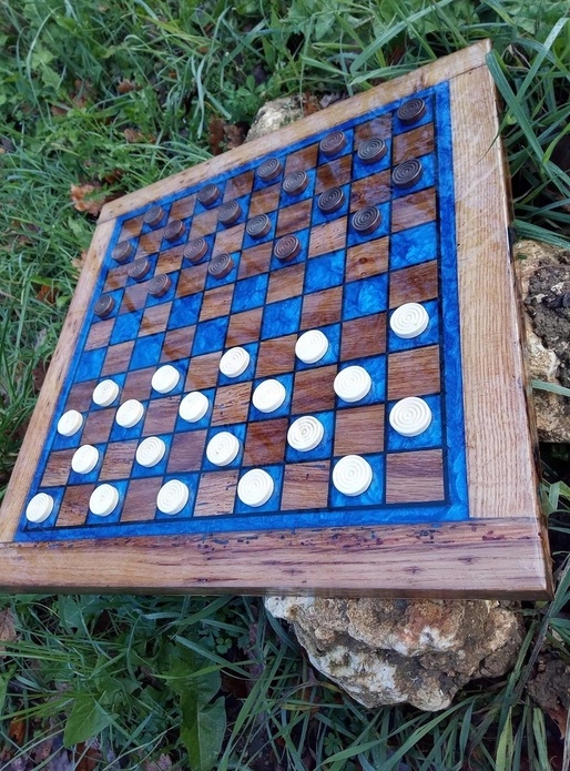 Jeu de dames en chene et epoxy