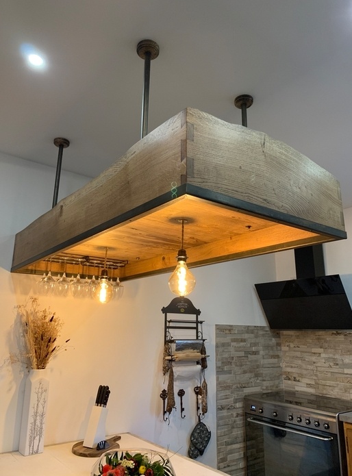 Toit d'îlot en chêne et châtaignier, touches de métal.