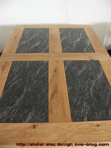 Table de séjour avec incrustation céramique aux reflets argent