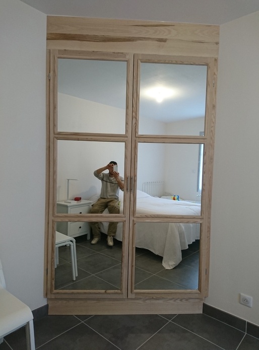 Placard d'angle avec porte en frêne