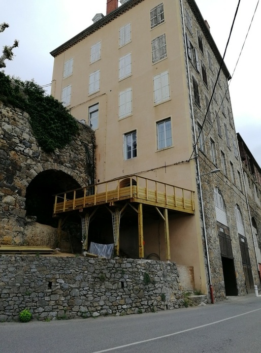 Une grande terrasse bois sur pilotis