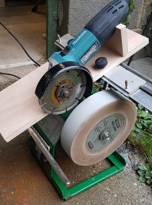 Dispositif pour redresser une meule Tormek