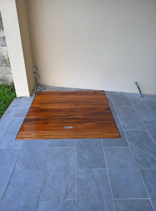 Plancher local piscine intégré en bois exotique
