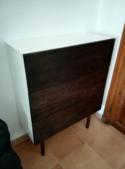 Commode sur pieds hauts