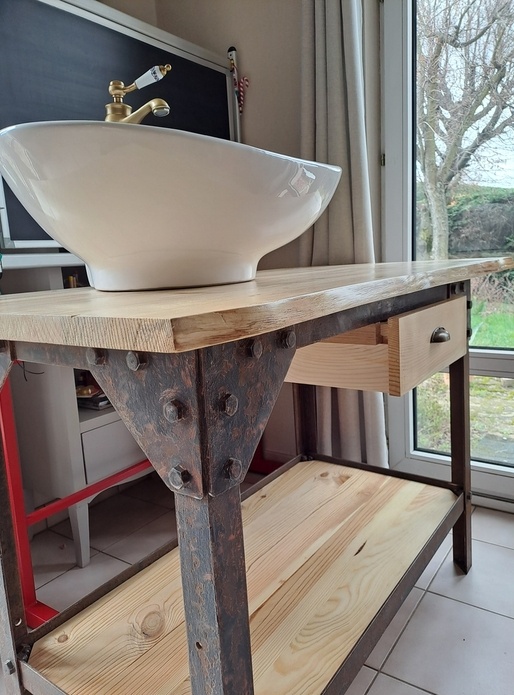 Un meuble de salle de bain en bois mais pas que...