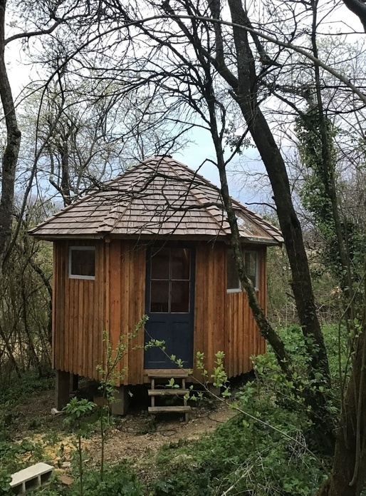 Cabane octogonale dans la forêt
