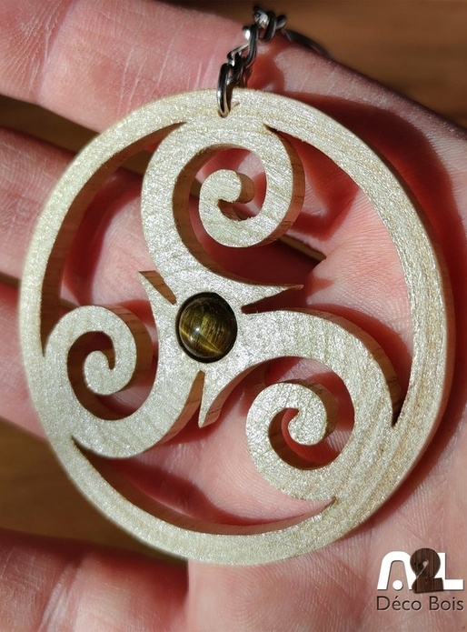 Triskèle incrusté d'une pierre œil de tigre