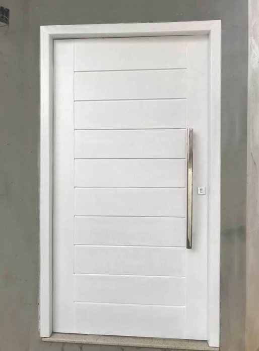 Porta pivotante em cedro