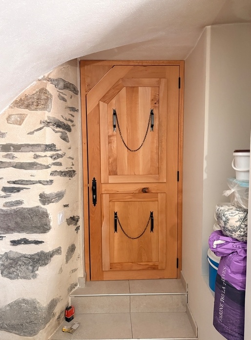 Fabrication d’une porte avec tôle perforée et panneaux amovibles