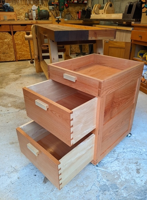 Un bac deux tiroirs quatre roulettes !