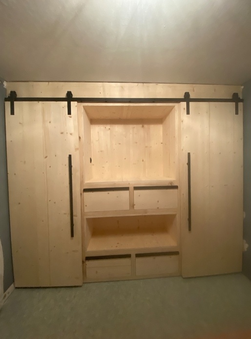 Dressing portes coulissantes avec espace TV