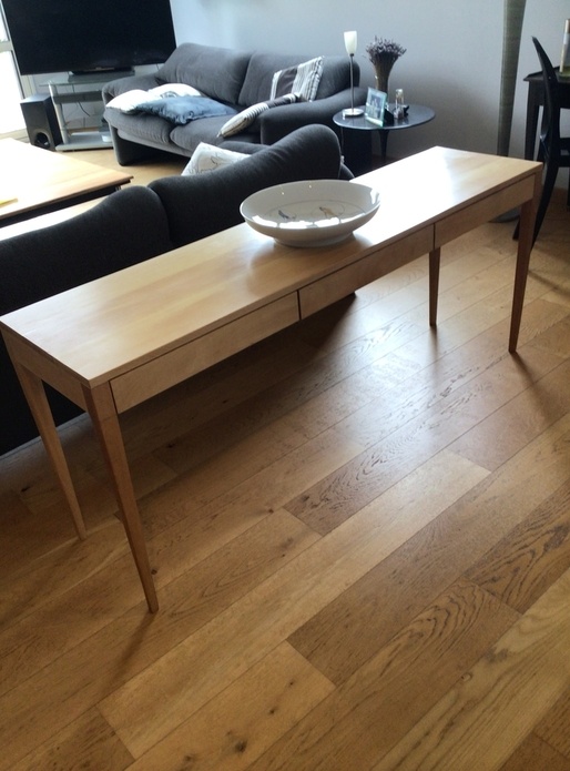 Console trois tiroirs en hêtre.