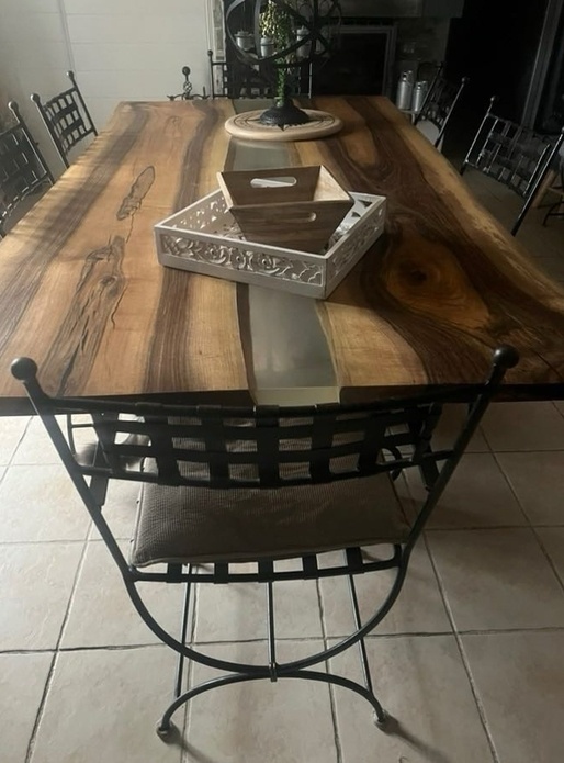 Table noyer et resine