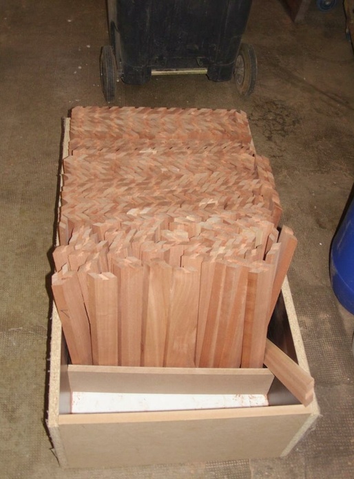 Les lames (au début j'ai pris un bloc de bois le plus LARGE possible et de la longeur de mes lames (plus surcote) et j'ai toupiller ce plateau en bois de bout. Puis j'ai débité mon plateau avec la scie circulaire (en inclinant la lame a 45°)