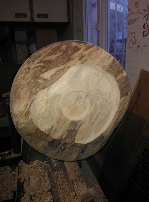 Plat en noyer (legerement mangé)