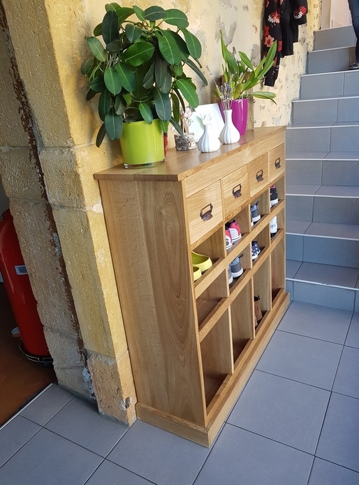 Un meuble d 'entrée pour chaussures en chêne massif ou enfilade