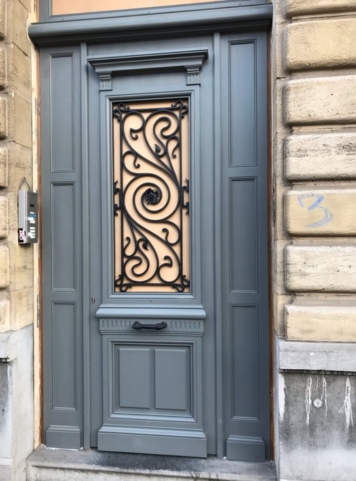Porte d’entrée pour immeuble de style