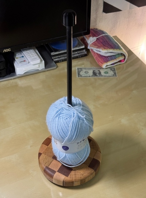 Dérouleur de pelotes de laine