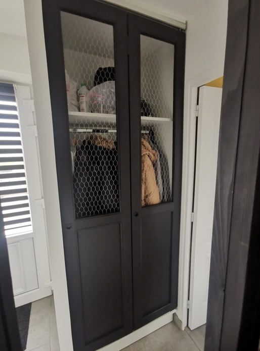 Placard d'entrée avec porte pliante avec grillage