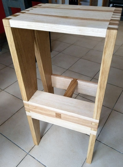 Tabouret haut, aux outils à main "unplugged"
