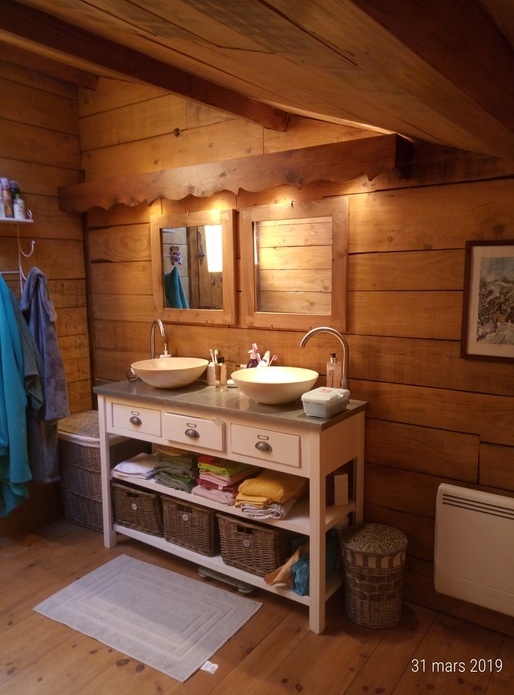 Salle de bain bois et travertin