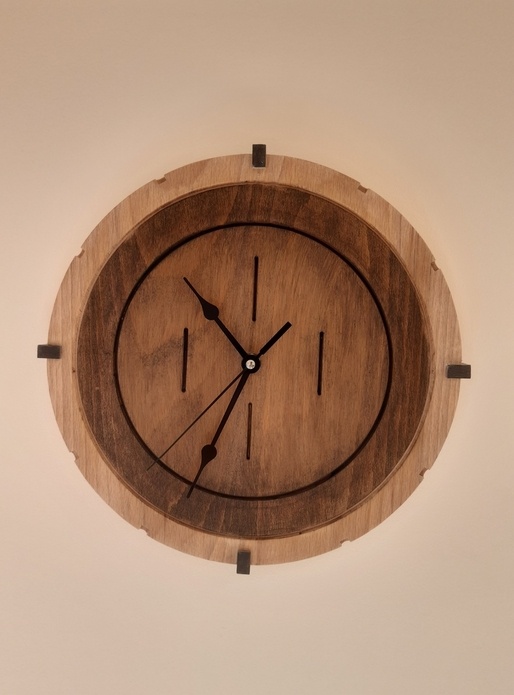 Horloge hêtre partiellement teintée