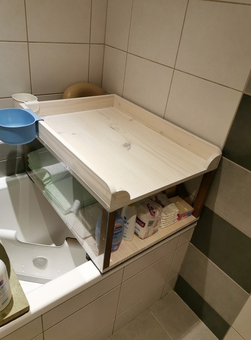 Table à langer sur baignoire