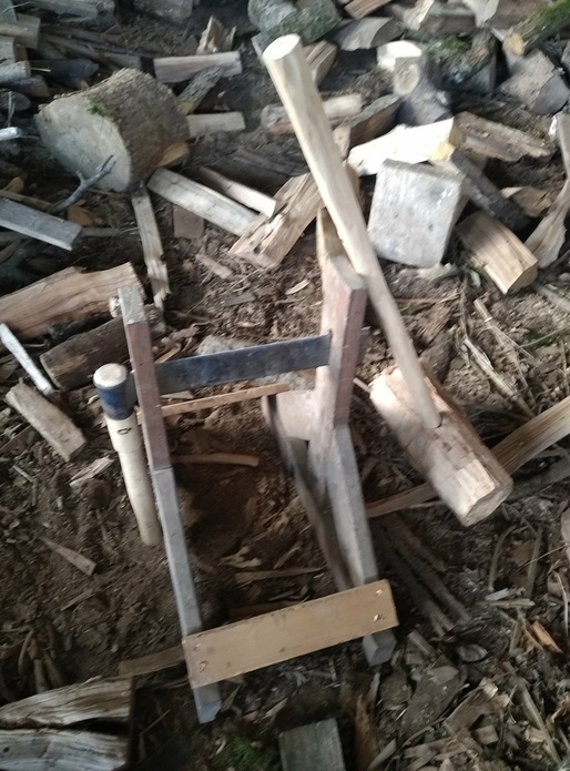 Un fendoir à bûches et sa masse.