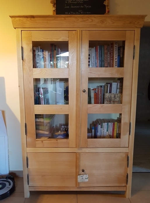 Bibliothèque en frêne avec sa corniche