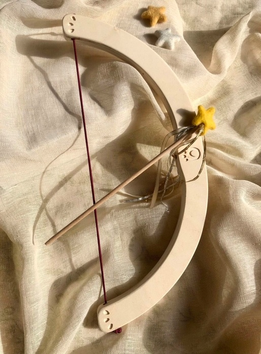 Un arc à étoiles filantes en bois pour les enfants