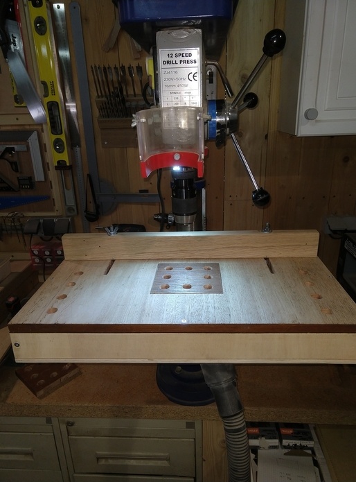 Une table de perçage bien pratique aussi......