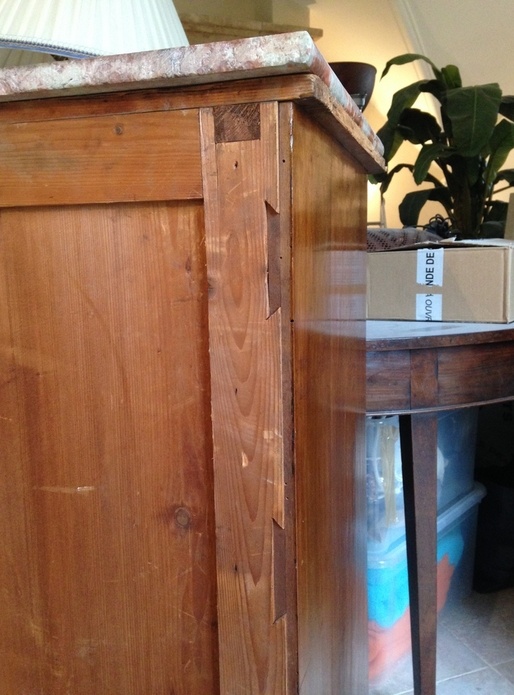 Un détail intéressant relevé au dos d'un meuble