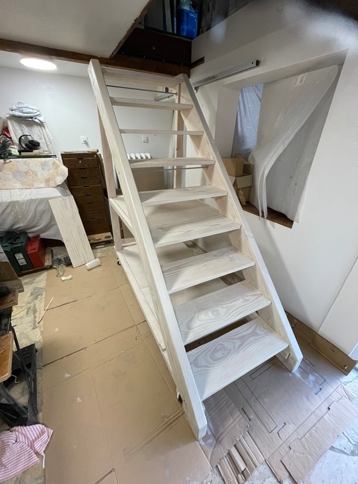 Un escalier ou échelle de meunier amovible, stable et range tout.