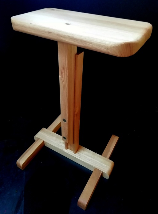 Tabouret modeste mais réglable en hauteur