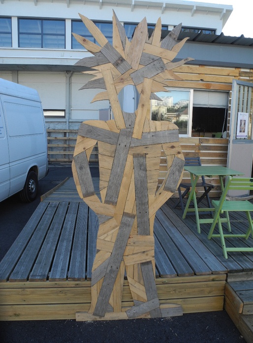 Mr. Bois va au café