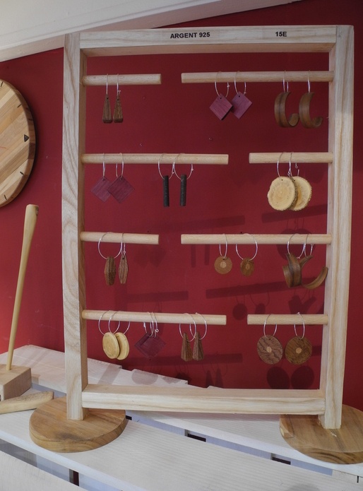 Une collection de boucles d'oreilles