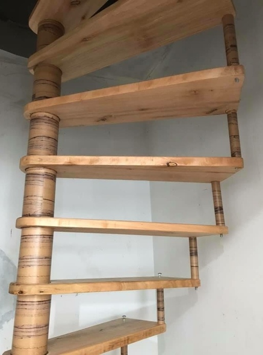 Escada caracol em eucalipto rosa