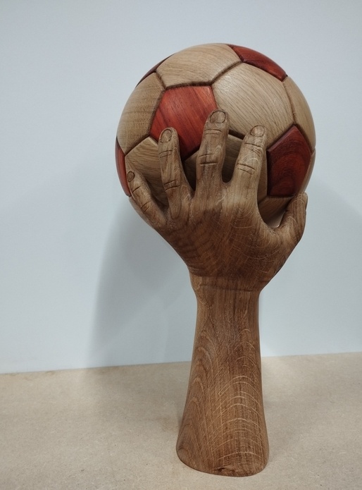 Main sculptée et ballon en bois
