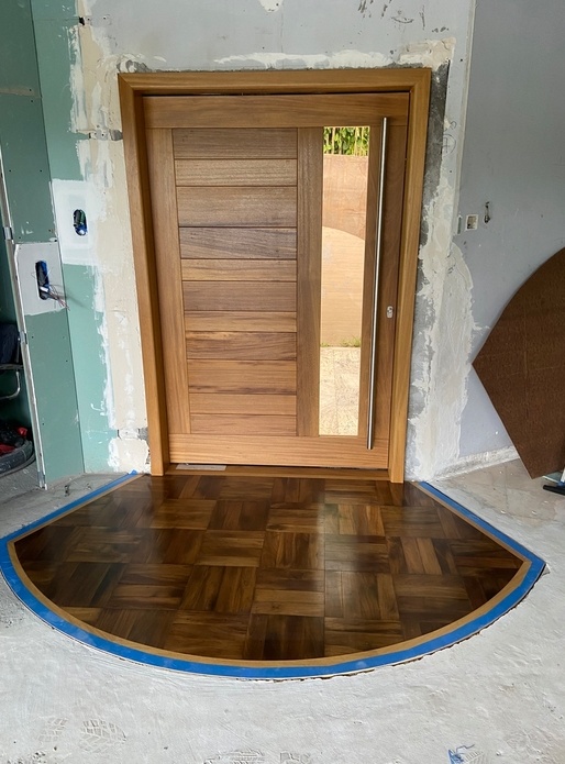 Porte sur pivot et perron