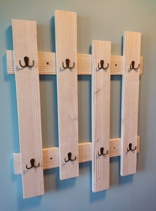 Porte manteaux en pin douglas cérusé