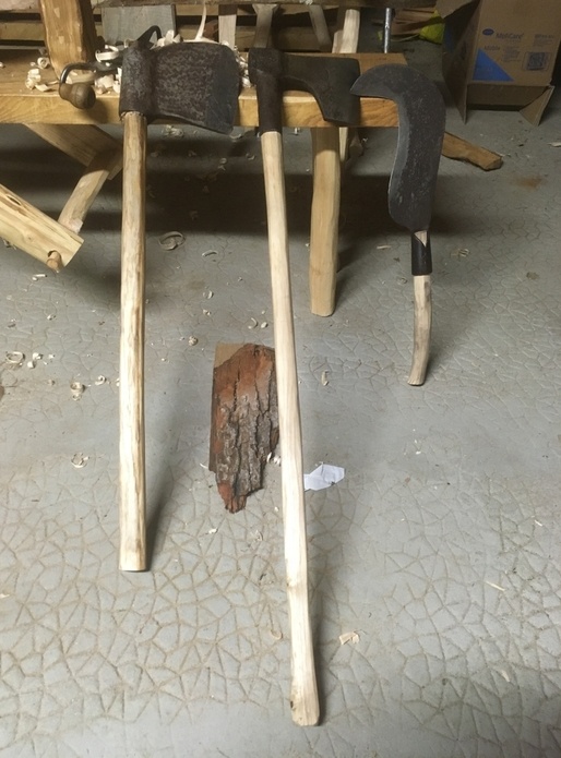 Les deux haches restaurées et une serpe devant mon banc à planer