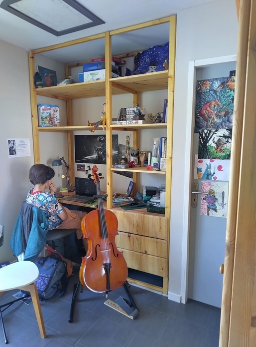 Placard transformé en bureau + étagères