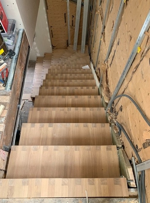 Escalier contemporain sans limon assemblé en queues droites