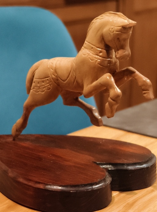 Cheval sculpté en olivier