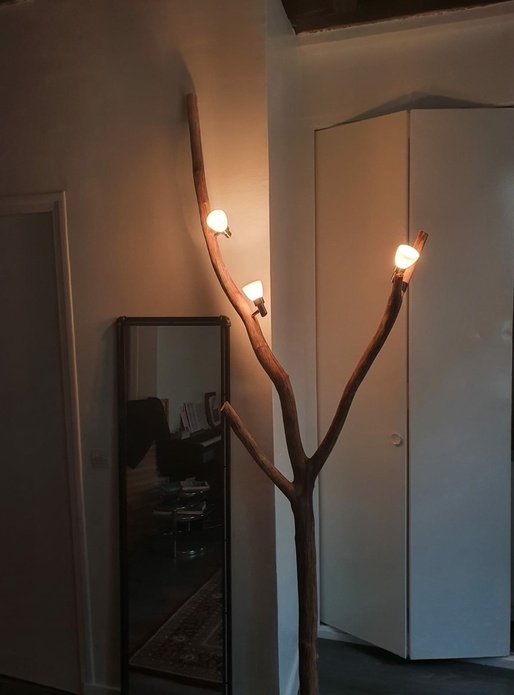 Lampadaire taillé dans une branche de tilleul